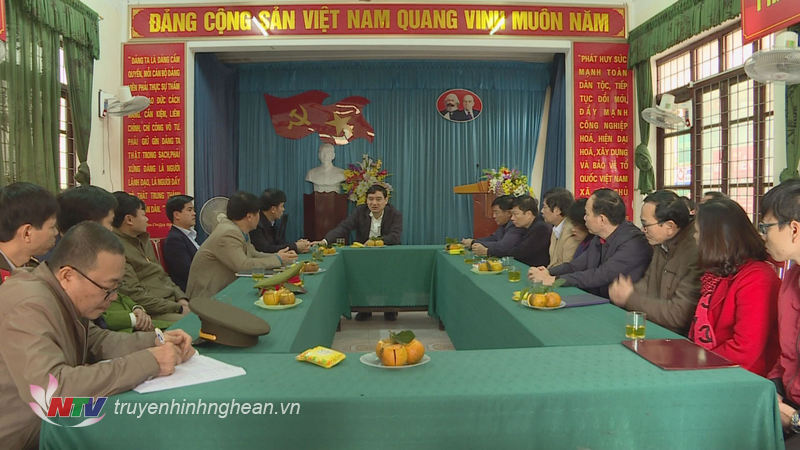 Bí thư Tỉnh ủy Nguyễn Đắc Vinh làm việc với lãnh đạo thành phố Vinh và BQL chợ VInh.